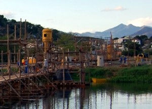 Operários trabalham na construção da nova ponte em Itaperuna