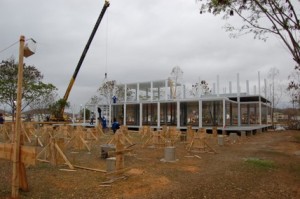 Um guindaste trabalha na afixação da estrutura modular da unidade