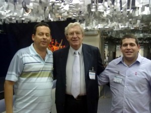 O palestrante Dr. Baldur Oscar Schubert (Coordenador Nacional da Política de Saúde do Homem) ladeado pelos enfermeiros Carlos Magno (D) e Fabrício Bastos (E)