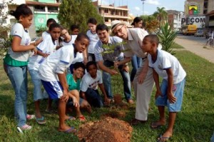 O prefeito Claudão e o secretário Futuca junto aos alunos das escolas Nossa Senhora das Graças e Águas Claras