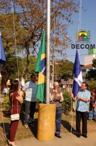 Independência02 Coube ao prefeito Claudão hastear a bandeira brasileira minutos antes do tradicional desfile cívico