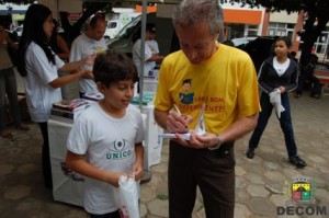 Leitura01 O escritor Laé de Souza conversou e autografou livros para a criançada