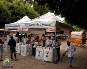 Leitura02 Os livros são vendidos em praça pública pelo valor de R$1,99