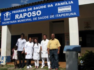 O Secretário de Turismo Marcelo Nascimento em companhia do sub-prefeito Bené visitou durante um sábado o plantão médico em Raposo e constatou o sucesso do projeto. A equipe com médico, enfermeiro, maqueiro e ambulância à disposição da população e do turista.