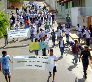 alunos da Escola Municipal Águas Claras participaram do mutirão