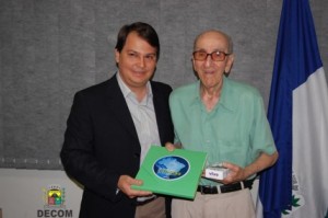 Vivo O representante da Vivo Marcos Tavares fez a entrega simbólica da chegada do sinal 3G no município ao prefeito Claudão