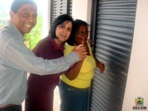 Secretário de Ação Social Franciney França e secretária de Governo Claudete Cerqueira entregando as chaves da nova casa para a Dona Maria das Graças