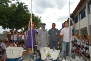 A secretária de Educação Maria Luiza Lacerda e o secretário do Meio Ambiente Eduardo Suisso fazendo a decomposição das lâmpadas