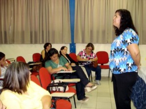 A professora Valéria de Souza em reunião com os professores e orientadores das escolas municipais