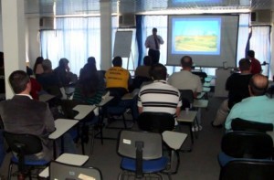 A palestra com o professor Adacto Oltoni aconteceu no auditório do SEBRAE