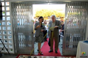 Biblioteca01 A secretária de Governo Claudete Cerqueira, acompanhada do advogado e escritor Antônio Buarque de Nazareth desataram a faixa