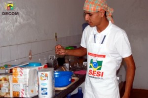 Os técnicos ensinam, dentre outras coisas, a aproveitar partes dos alimentos que geralmente são descartadas, como talos e cascas