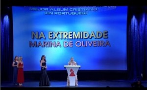 Marina de oliveira recebendo o prêmio