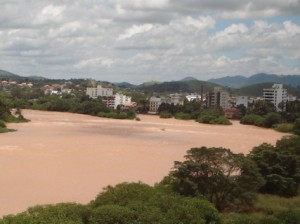 Rio Muriaé aumentou o nível nas últimas horas