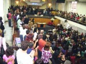 Algumas igrejas como a Assembléia de Deus da Penha suspenderam alguns cultos por precaução  