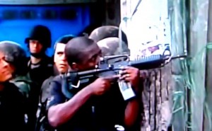 Força de Segurança no Rio de Janeiro assumem o Morro do Alemão e bandidos começam a se entregar