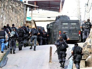 Força de Segurança no Rio de Janeiro assumem o Morro do Alemão e bandidos começam a se entregar