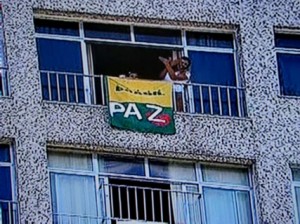 População pede paz e apoia a ação policial no Complexo do Alemão no Rio