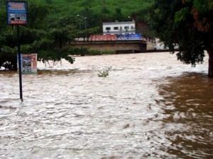 Cheia29.12.2010_03 Rio Muriaé já invade ruas em Itaperuna - A ponte do Claudão já não tem passagem