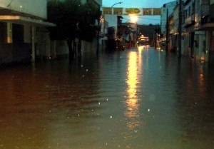 Cheias Várias ruas ficaram alagadas na noite desta segunda-feira (27/12) em Itaperuna com a chuva forte que caiu na cidade