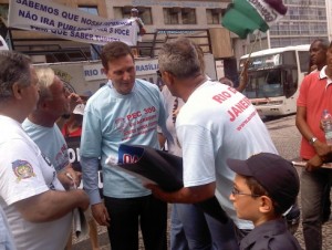 Crivella veste a camisa da PEC 300 na Candelária