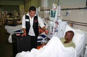 Douglas Gama faz apresentações nos leitos para ajudar os pacientes em tratamento