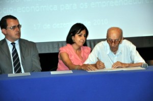 Lei O prefeito Claudão afirmou o compromisso de trabalhar firme para que os micro e pequenos empreendedores tenham garantias no que concerne aos incentivos