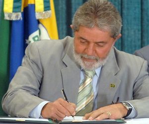 Lula Lula assinou a Medida Provisória que eleva o mínimo para R$ 540,00