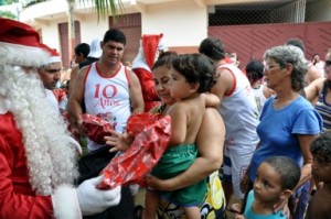 "Papai Noel" distribuiu muitos presentes e fez a alegria da garotada