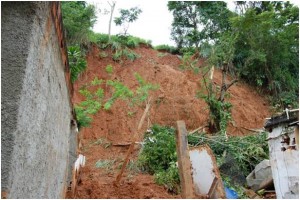 Barraco foi coberto pelo deslizamento - Foto: Laelson Barros - Jornal Dois Estados