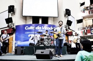 Grupo lança CD pela Canzion Brasil durante reunião dirigida pelo pastor André Valadão 