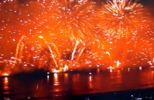 No Rio de Janeiro em Copacabana, turistas e cariocas acompanharam e entrada de um novo ano com muitos fogos e shows