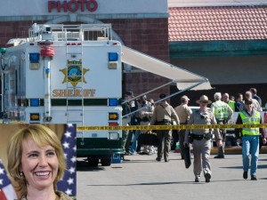 Ataque A área do supermercado onde ocorreram os disparos está cercada. Gabrielle Giffords foi eleita pela primeira vez em 2006