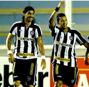 Antônio Carlos comemora com Loco Abreu o gol que fechou a goleada