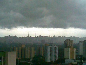 Ano novo chega com previsão de muita chuva