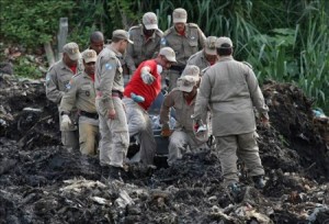 Uma jovem foi resgatada e duas ainda estão desaparecida em delizamento