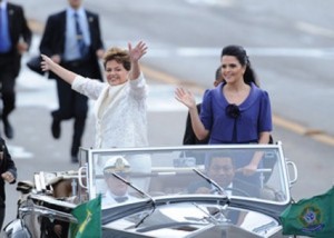 Dilma desfila em carro aberto junto com a fila em direção ao Planalto