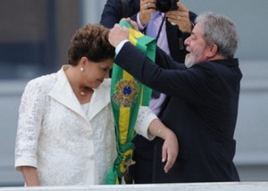 Presidenta Dilma recebe a faixa presidencial das mãos de Lula
