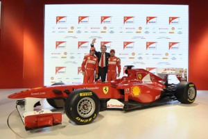 Luca di Montezemolo junto com Massa e Alonso na apresentação do no carro da equipe Ferrari