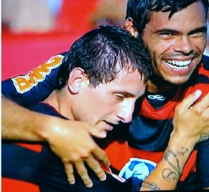 O argentino Bottinelli, aos 38 do segundo tempo deu a vitória ao Flamengo com uma bela cobrança de falta