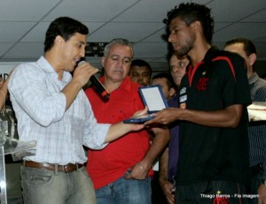 Capitão, Leo Moura recebeu a placa das mãos do prefeito