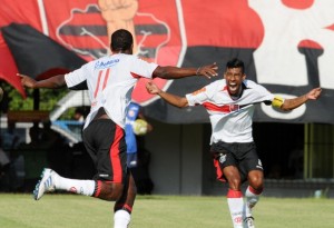 Com dois gols em cobranças de falta e um do camisa nove, Rubro-negro segue 100% no Carioca: 3 a 1
