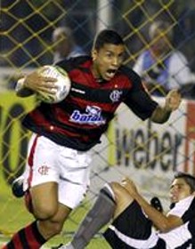 Wanderley marcou duas vezes e deu a vitória para o Flamengo