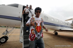 Ronaldinho e Thiago Neves chegam em Londrina causando euforia nos flamenguistas