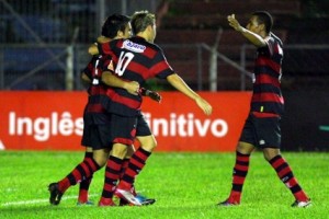 Garotada do Flamengo goleia o Coritiba e time chega a semifinal invicto