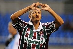 Souza vibra com mais um gol com a camisa do Fluminense