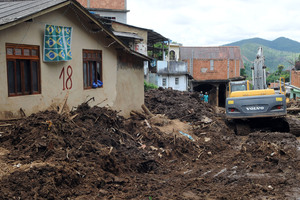 Máquinas derrubam casas atingidas pela tragédia na Serra Fluminense