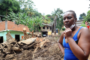 Moradora acompanha desolada a demolição das casas em Nova Friburgo