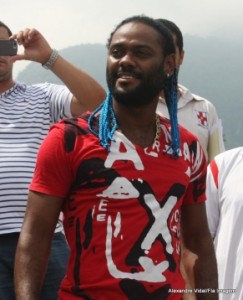 Love Vagner Love foi receber Ronaldinho e disse que a vontade dele é estar no Mengão