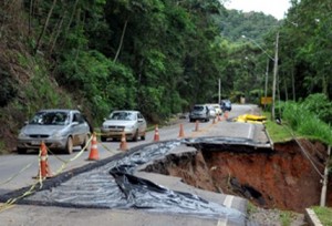 Desmoronamento interdita parte da pista da RJ-116, na altura do km 76
